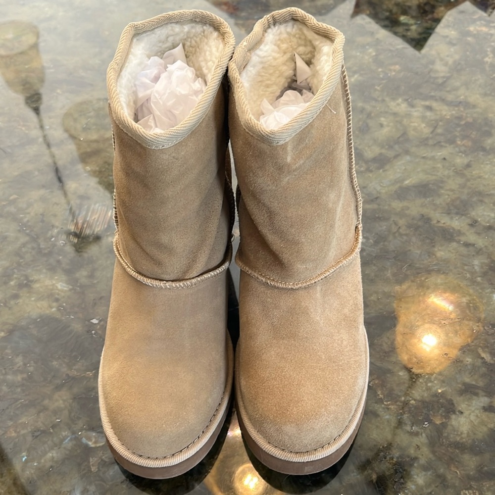 Ziti Girl hidden heel suede Ugg look a likes. 8.5